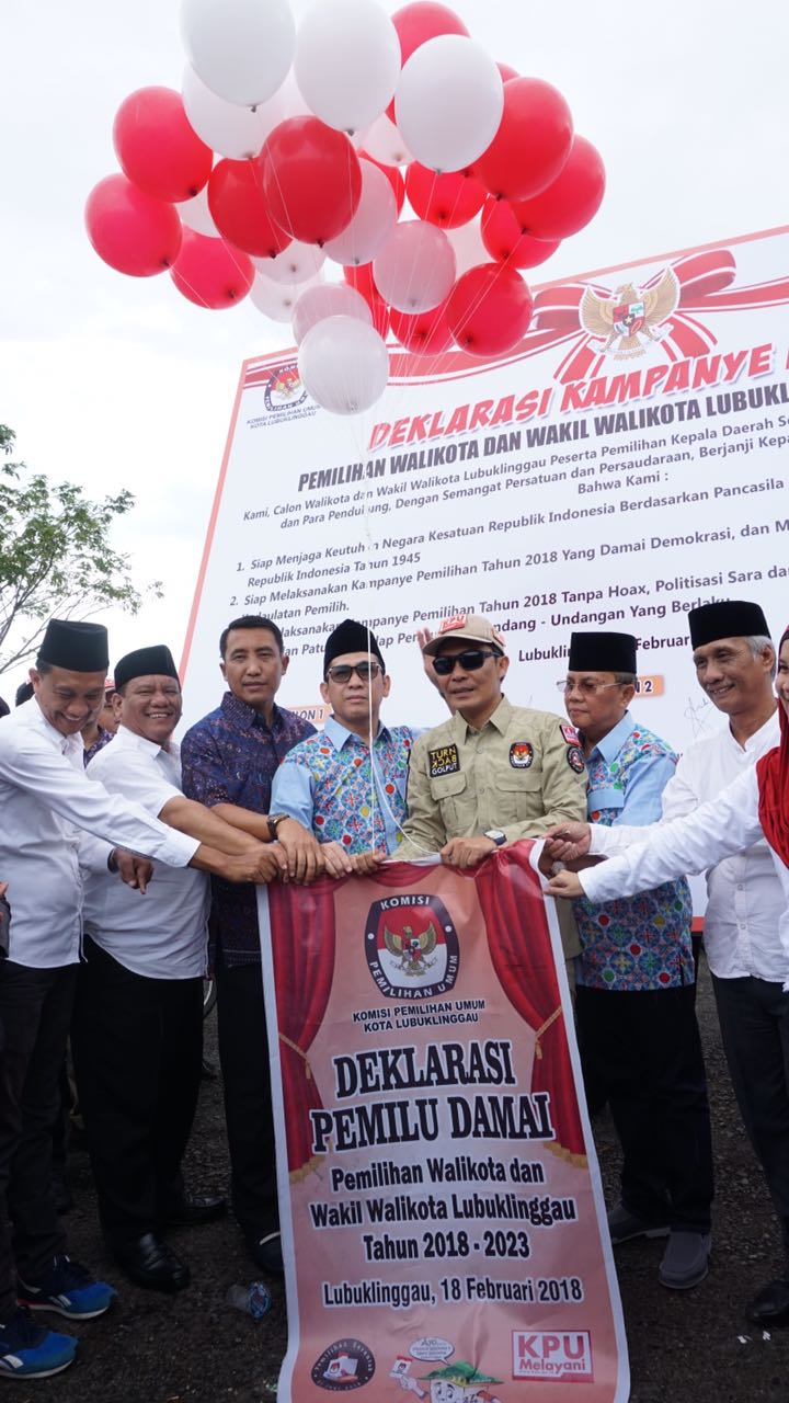 Tiga Calon Walikota Tandatangani Empat Perjanjian Kampanye Tiga Calon Walikota Tandatangani Empat Perjanjian Kampanye